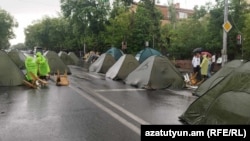 "Vətən uğrunda Tavuş" hərəkatının iştirakçıları Baqramyan prospektini bağlı saxlamaqda davam edirlər