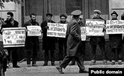 Демонстрация отказников в 1973 году у здания МИД