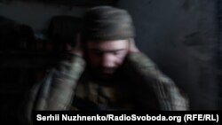 Один из военных, находящихся в обороне Бахмута, во время атаки на город, иллюстративное фото