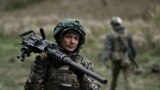 Украинский военнослужащий во время тактических учений в Донецкой области 