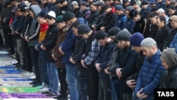 Müsəlmanlar Moskva Cümə məscidinin qarşısında namaz qılırlar.