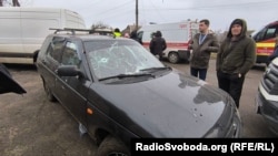 В этом автомобиле от осколочных ранений погибла женщина. Ее муж вместе с ней и со своими детьми ехал за покупками на рынок. У старшего сына был день рождения. Ранее мужчина похоронил первую жену в оккупированном Херсоне.