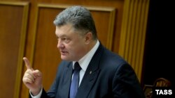 Пётр Порошенко выступает в Верховной Раде перед голосованием за поправки конституции о децентрализации власти, 16 июля 2016 года