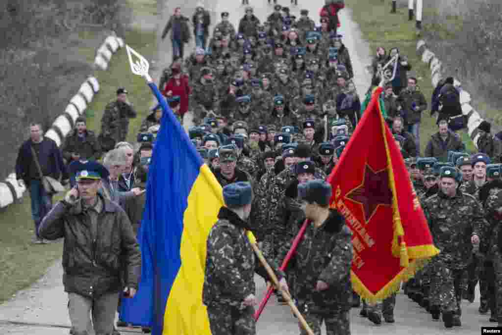 4 марта украинские военные провели &laquo;психологическую атаку&raquo; &mdash; без оружия, под боевым советским флагом Севастопольской бригады тактической авиации имени Александра Покрышкина&nbsp;и&nbsp;Государственным флагом Украины, исполняя&nbsp;гимн Украины, они двинулись в сторону российских военнослужащих без опознавательных знаков, которые блокировали им дорогу к воинской части, при этом российские содаты стреляли под ноги украинским военнослужащим и в воздух. В результате переговоров в течение дня удалось частично вернуть военную часть под украинский контроль.4 матра 2014 года