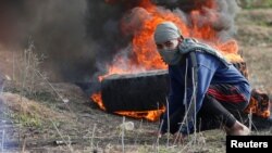 Палестинец в восточной части города Газа, во время столкновений с израильтянами, 15 декабря 2017