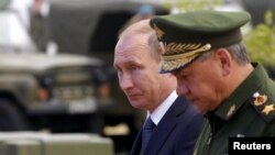 Россия. Владимир Путин и Сергей Шойгу на военно-техническом Форуме "Армия-2015". Подмосковье, Кубинка, 16.06.2015