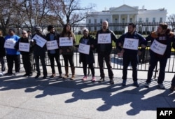 Протесты у Белого дома во время обсуждения в Конгрессе вариантов отмены реформы медицинского страхования 23 марта 2017 года