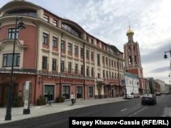 Доходный дом Бони и Высоко-Петровский монастырь с Петровки (Надвратная церковь Покрова Пресвятой Богородицы)