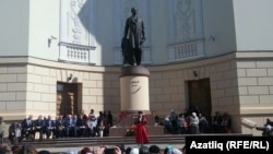 Памятник Тукаю у театра оперы и балета в Казани