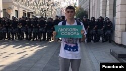 Алексей Парахин на акции против недопуска независимых политиков в Мосгордуму. Фото Дарьи Богатырьковой 