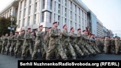 В этом году военные прошли по Крещатику без военной техники