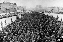 Немецкие пленные на улицах Москвы в 1944 году. Сепаратисты из "ДНР" 70 лет спустя попытались устроить нечто подобное в Донецке