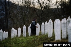 На мемориальном кладбище в Поточары вблизи Сребреницы, где захоронены останки тысяч жертв сербского геноцида