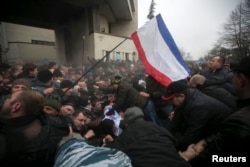 Столкновения между участниками митингов крымских татар и пророссийских сил перед зданием Верховной рады Крыма 26 февраля