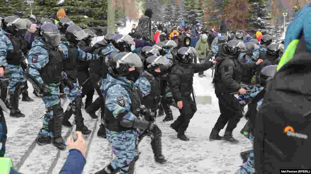 Росгвардейцы бегут за протестующими во время всероссийской акции против коррупции и преследования оппозиционного политика Алексея Навального, Уфа, 31 января.&nbsp;