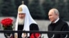 Rusiya patriarxı Kirill (solda) və Vladimir Putin (Arxiv fotosu) 