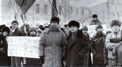 Митинг, организованный Татарским общественным центром на Советской площади Уфы 19 марта 1992 года в поддержку референдума о суверенитете Татарстана (на переднем плане — председатель ТОЦ Карим Яушев и татарский поэт Фарит Габдрахим)