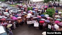 Участники акции протеста у офиса "Комитета против пыток" в Грозном