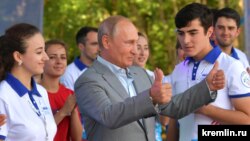 Владимир Путин принял участие в работе Северо-Кавказского молодёжного образовательного форума "Машук-2018", где высказался в поддержку сохранения языков народов РФ