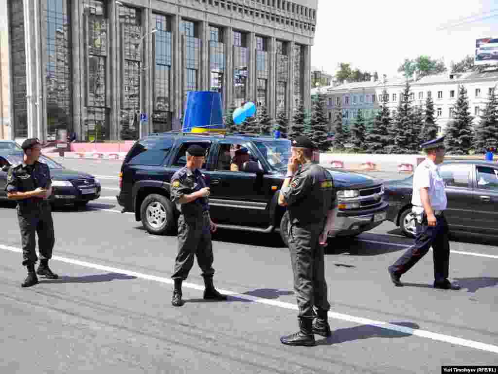 Машины ГИБДД заблокировали автомобили участников акции, сотрудники полиции через мегафон сообщали о незаконности акции и требовали не начинать организованного движения автомобилей.