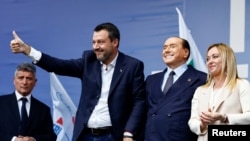 (Sağdan) Corciya Meloni, Silvio Berluskoni və Matteo Salvini 