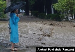 Женщина во время дождя в Ялте, 18 июня 2021 года