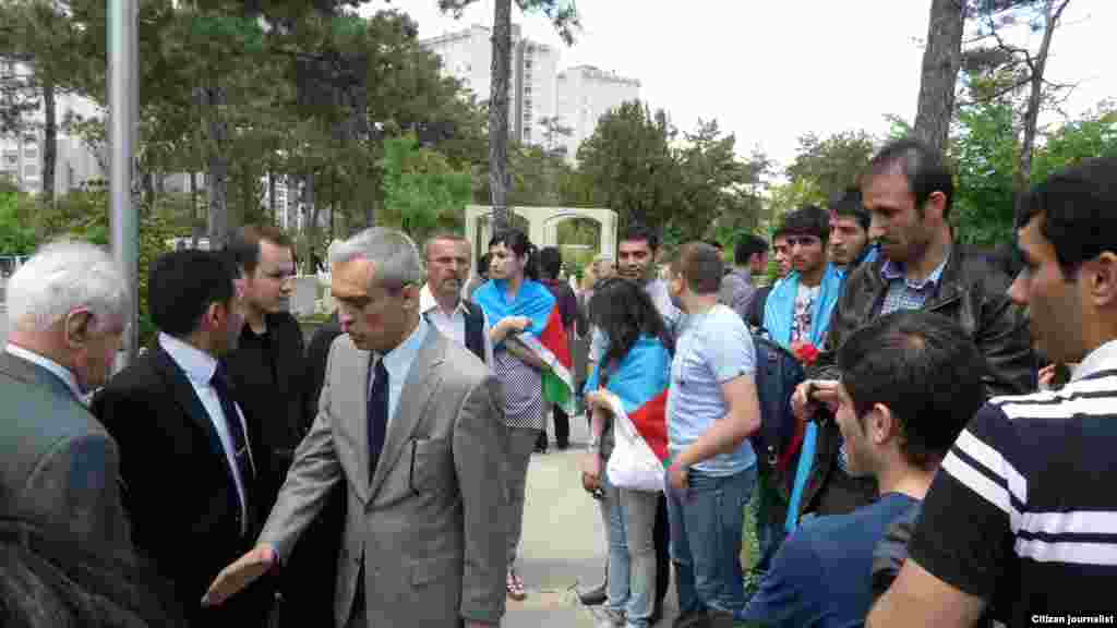 Ankarada M.Ə.Rəsulzadənin qəbri önündə - 28 May 2011, tələbələrin göndərdikləri şəkillər 