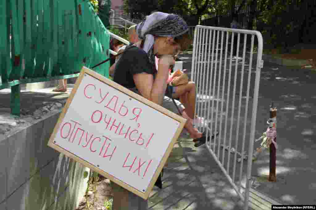 &quot;Судья, очнись! Отпусти их!&quot; - просят судью Сырову