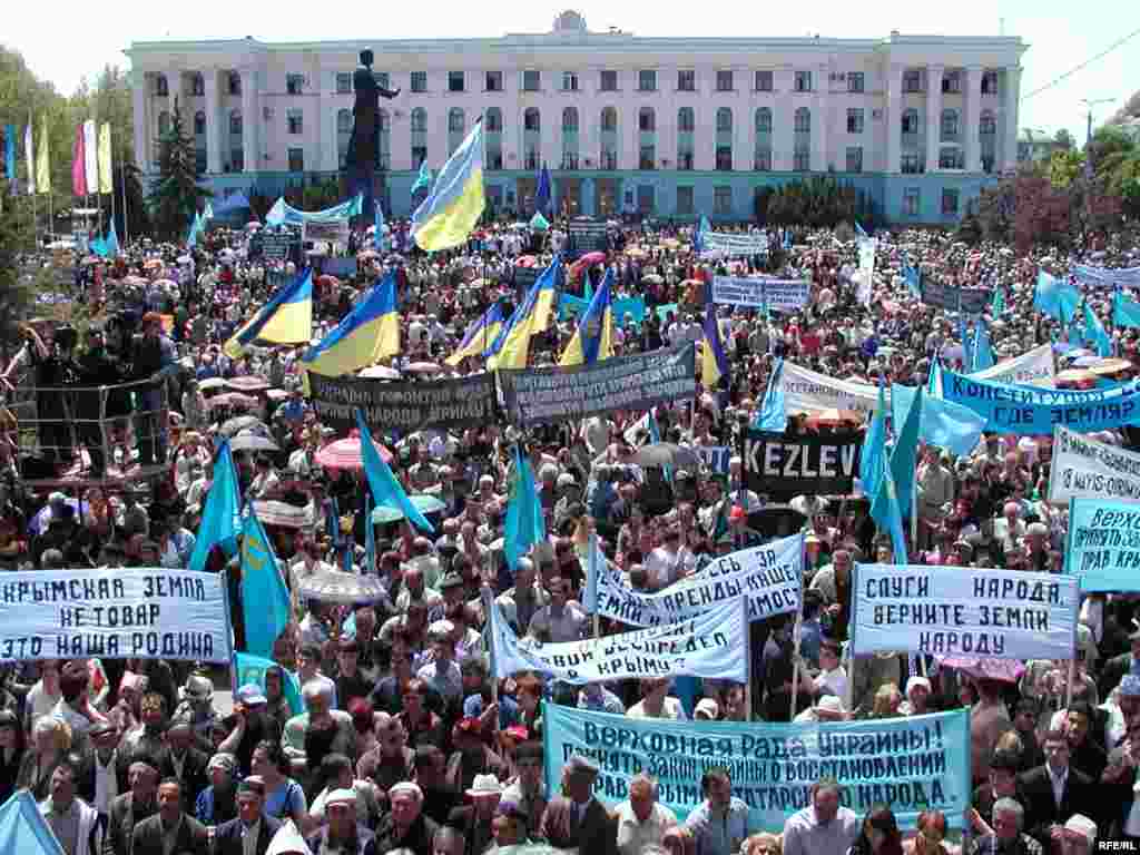 Май 2006. Развевающиеся крымскотатарские флаги вместе протестными транспарантами и флагами Украины. Это традиционное собрание 18 мая, в день памяти жертв депортации крымскотатарского народа