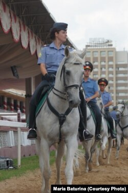 Мария Батурина с конем Броском, которого она не смогла выкупить. Фото 2012 года