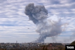 Донецк. 20 октября. Дым после взрыва в районе завода химических изделий