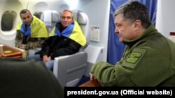 Президент Украины Петр Порошенко с Игорем Козловским (в центре) после освобождения