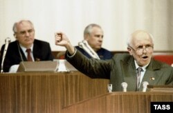 Июнь 1989 года: выступление академика Андрея Сахарова на 1-м съезде народных депутатов СССР. Михаил Горбачев следит за выступлением из президиума съезда