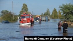 Дорога к наиболее сильно пострадавшему поселку Менделеева на северо-восточной окраине города.