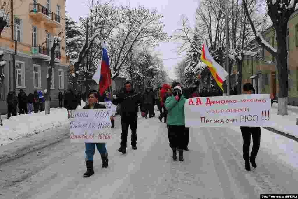 Сторонники Аллы Джиоевой идут на центральную площадь Цхинвали