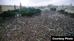 25 февраля 1990 года. Митинг, организованный движением "Демократическая Россия". Когда-то Манежная площадь не могла вместить всех сторонников политической и экономической свободы...