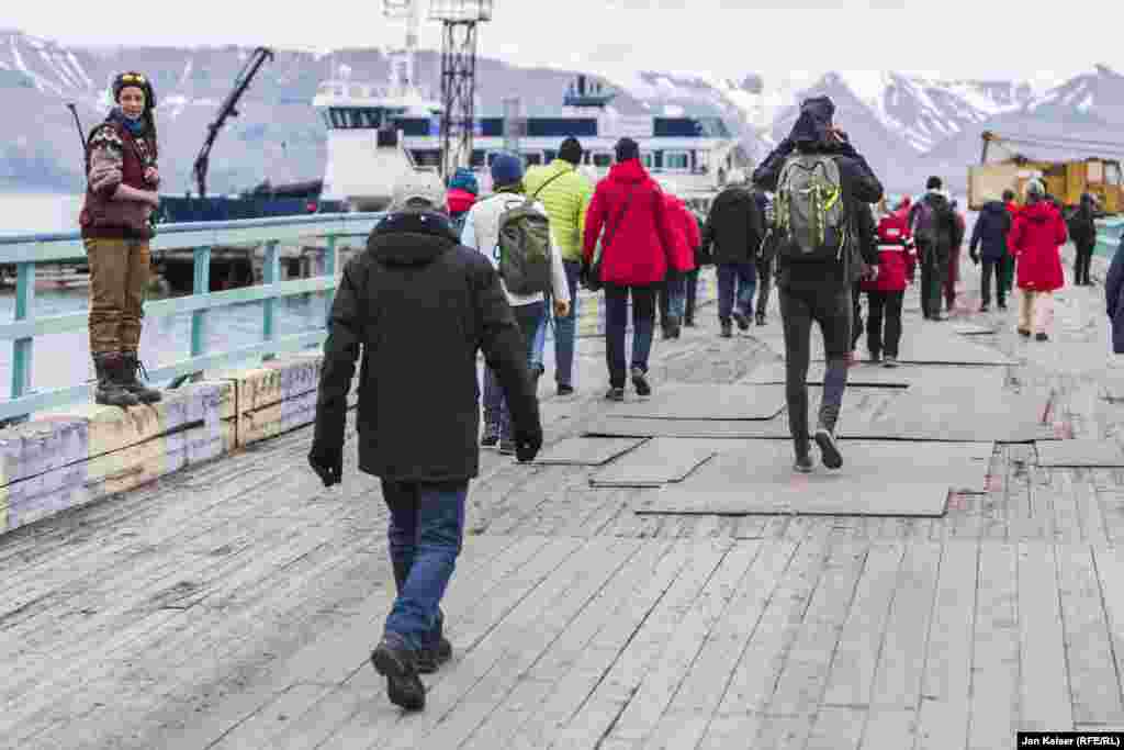 Для туристов здесь организовано множество экскурсий &ndash; походы на ледники, туры по местам обитания китов и даже прогулки по медвежьим тропам.