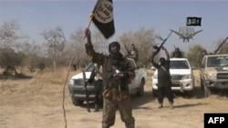  Boko Haram-ın lideri Abubakar Shekau əlində bayraq