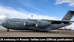 Самолет ВВС США C-17 Globemaster III, доставивший в Москву аппараты ИВЛ из США