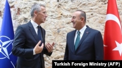 Türkiyənin xarici işlər naziri Mevlut Çavuşoglu (sağda) və NATO-nun baş katibi Jens Stoltenberg