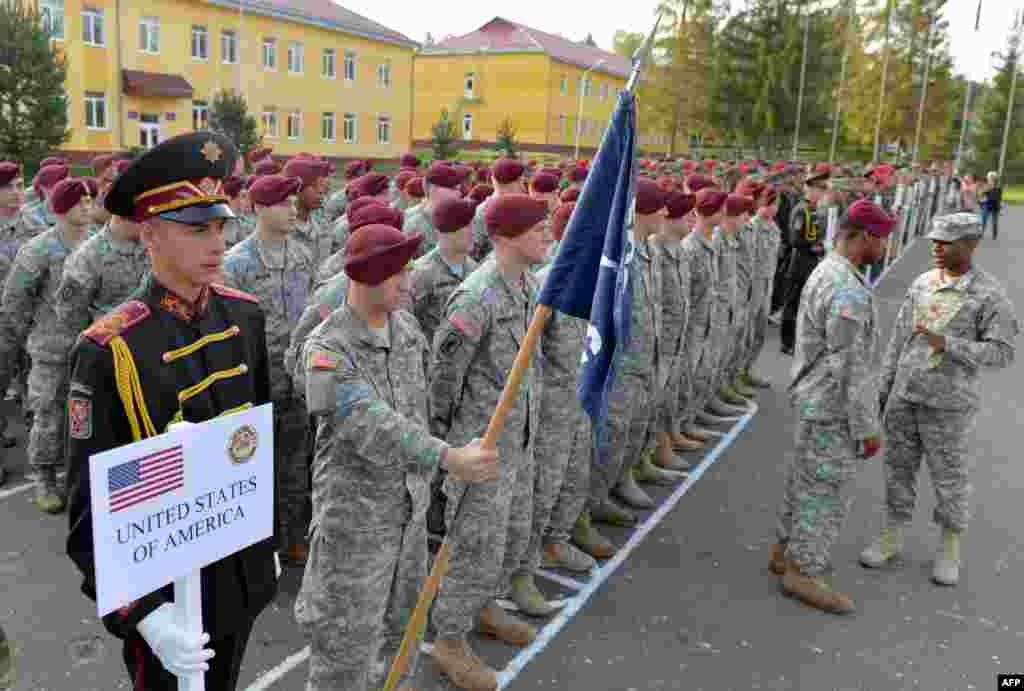 Американские военные, участвующие в учениях в окрестностях западноукраинского города Яворив. 