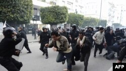 Tunis küçələrində polis yeni hökumətin tərkibinə etiraz aksiyalarını dağıtmağa çalışır, 18 yanvar 2011