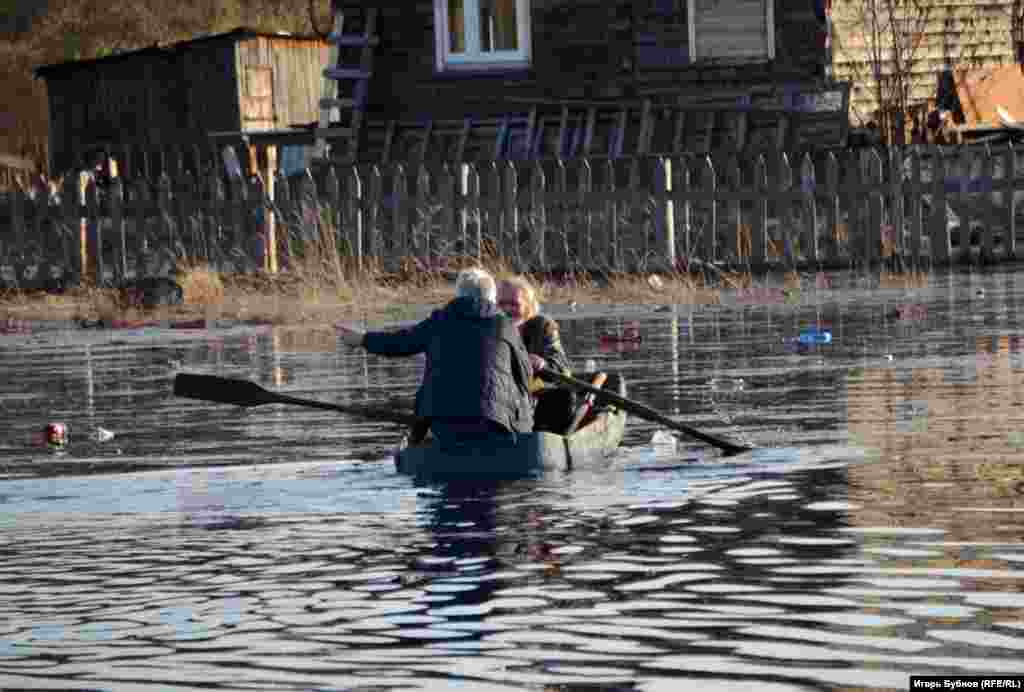 Многие жители для передвижения по поселку используют небольшие лодки. Так быстрее, говорят они.