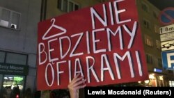 "Мы не будем жертвами" – плакат в руках одной из участниц акции протеста в польском городе Гдыня