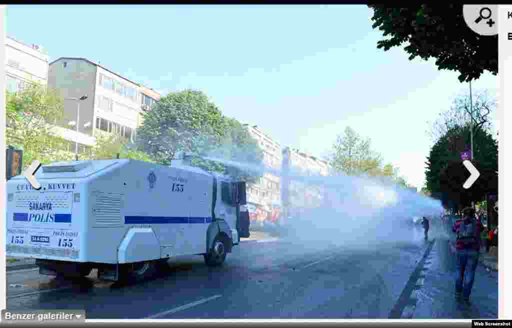 T&uuml;rkiyə, İstanbul. 1 Mayı qeyd etmək &uuml;&ccedil;&uuml;n Taksim Meydanına girmək istəyənlərlə polis arasında qarşıdurma. H&ouml;kumət bu tədbirə icazə verməyib. 1 may 2013