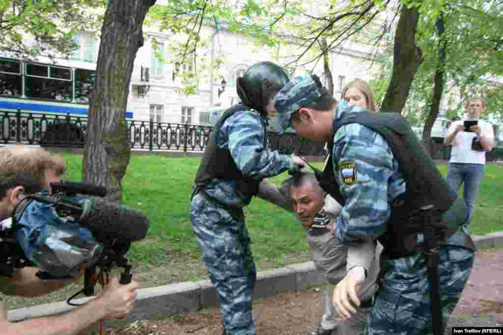 Russia-- The action of opposition "White City" on the day of the inauguration of President Vladimir Putin, 7May2012