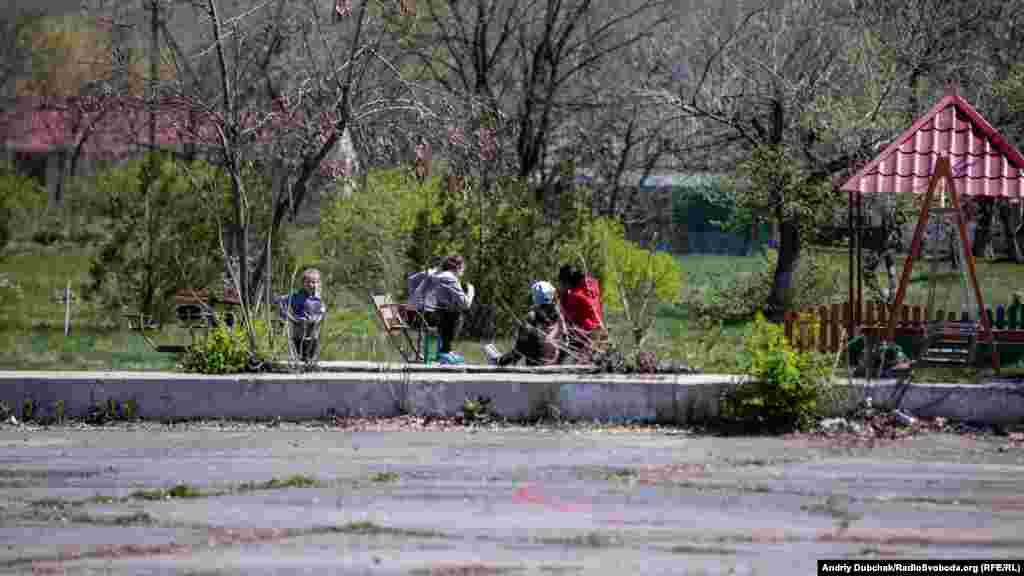 Молодое поколение жалуется на безработицу и низкие зарплаты. До войны в селе было несколько предприятий, в том числе гранитный карьер, дававший работу большинству местных жителей. После начала войны деятельность предприятия остановилась